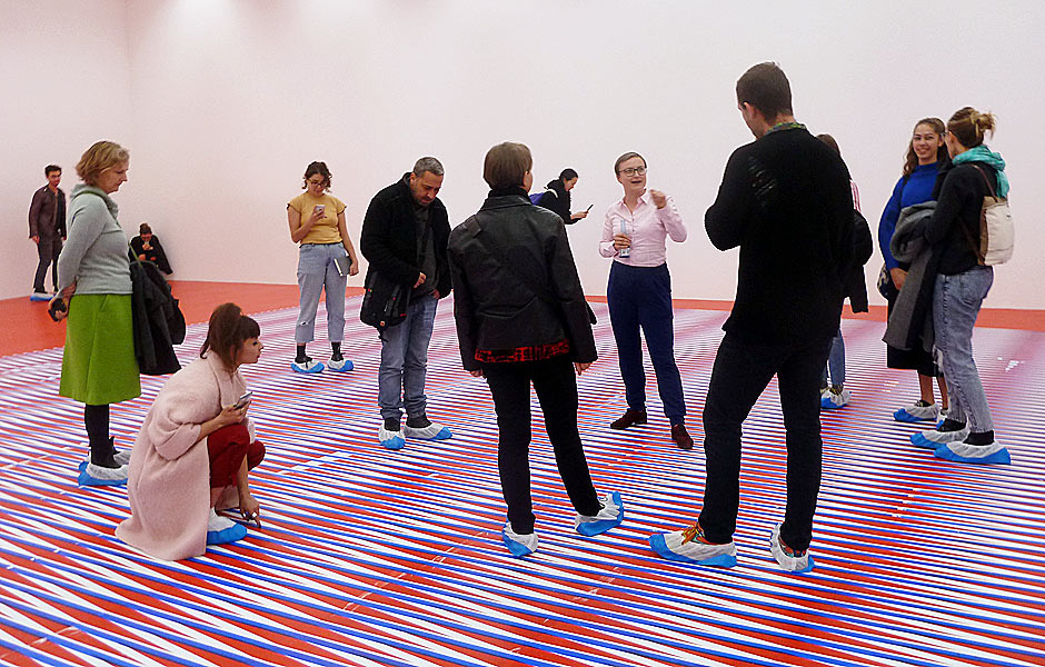 Besuch COME OUT (TO SHOW THEM) von Caroline Kryzecki