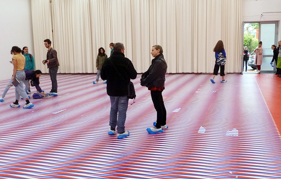 Besuch COME OUT (TO SHOW THEM) von Caroline Kryzecki