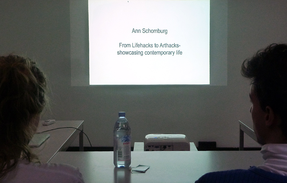 Vortrag FROM LIFEHACKS TO ARTHACKS – ZEITGENÖSSISCHES LEBEN AUF DER BÜHNE DES ALLTAGS von Ann Schomburg