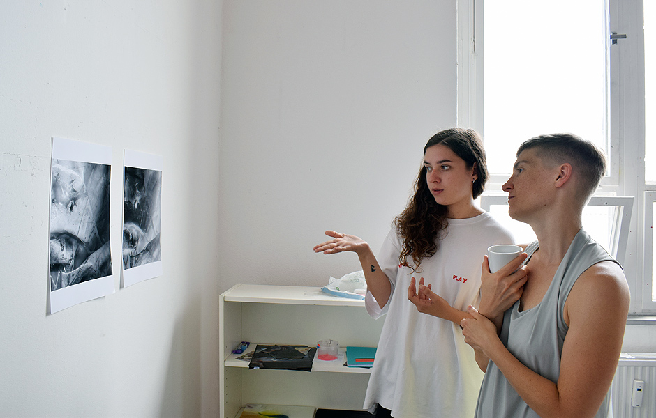 Vortrag CRINGE: AWKWARDNESS AS A SITE OF KNOWLEDGE PRODUCTION von Pilvi Takala