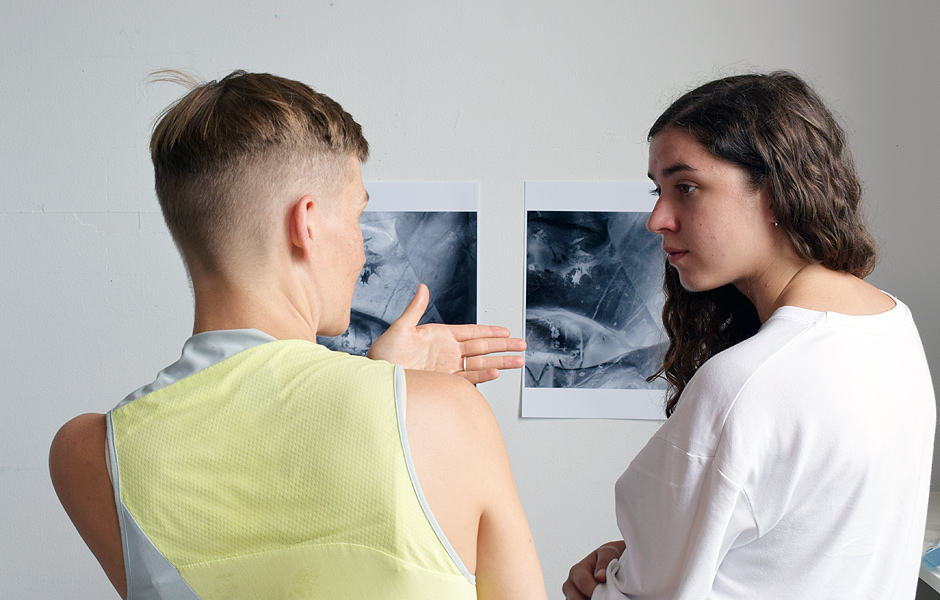 Vortrag CRINGE: AWKWARDNESS AS A SITE OF KNOWLEDGE PRODUCTION von Pilvi Takala