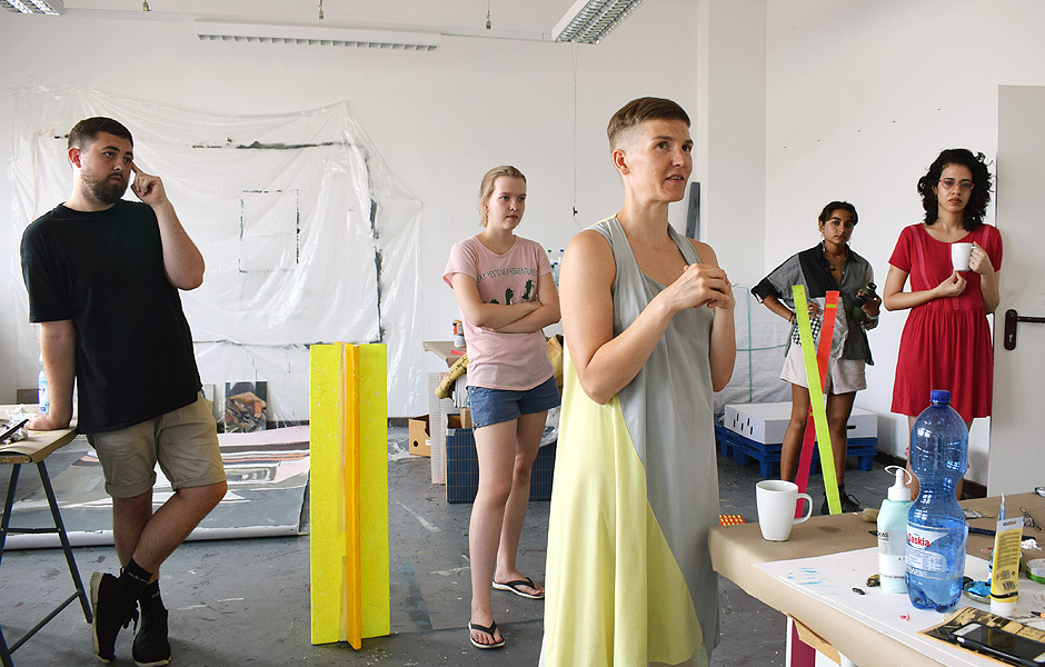 Vortrag CRINGE: AWKWARDNESS AS A SITE OF KNOWLEDGE PRODUCTION von Pilvi Takala