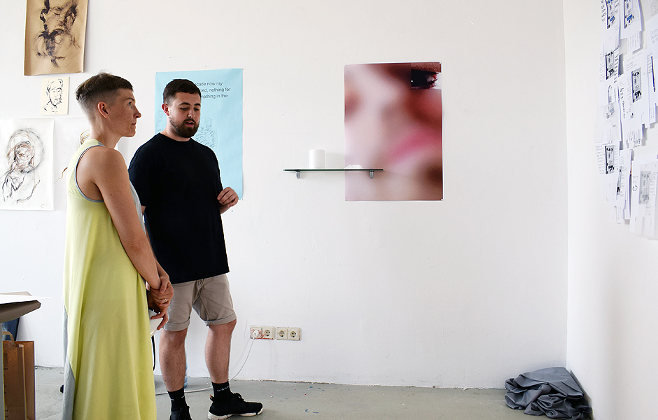 Vortrag CRINGE: AWKWARDNESS AS A SITE OF KNOWLEDGE PRODUCTION von Pilvi Takala