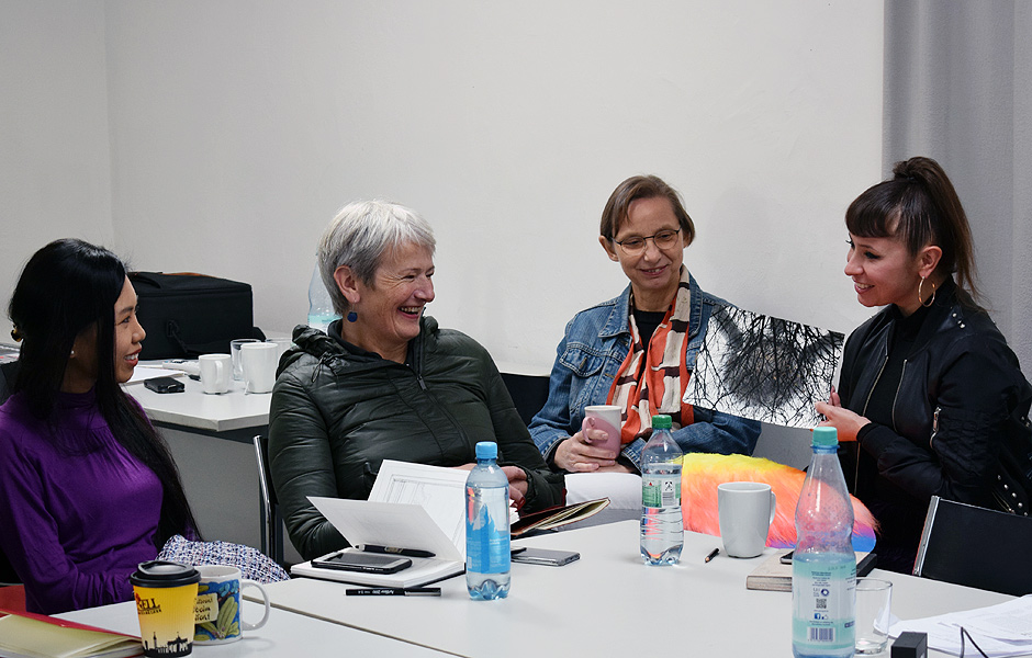 Seminar CRITICALLY CREATIVE: WRITING ART by Louisa Elderton