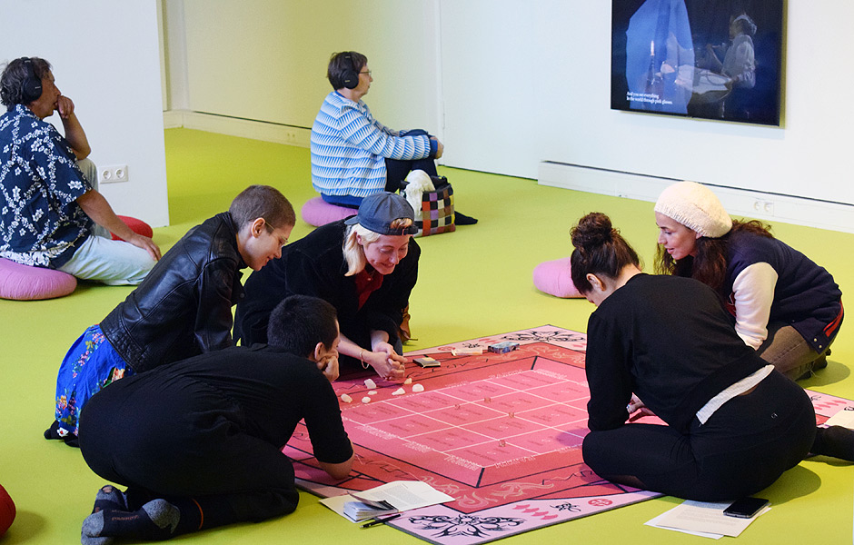 Besuch POURING INTO AN ARRAY OF CHARACTERS kuratiert von Lena Johanna Reisner & Sylvia Sadzinski