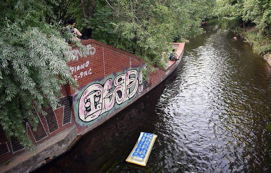 Visit to FLOAT/ING at Very Project Space