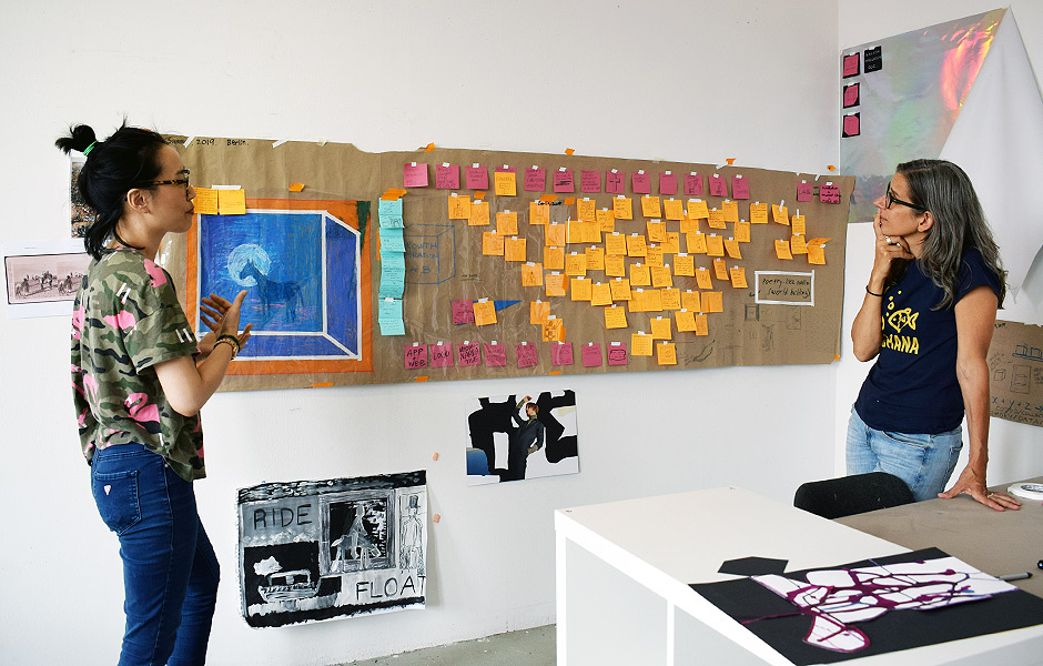 Vortrag THE DUMB STAFF THAT SURROUNDS US von Nina Katchadourian