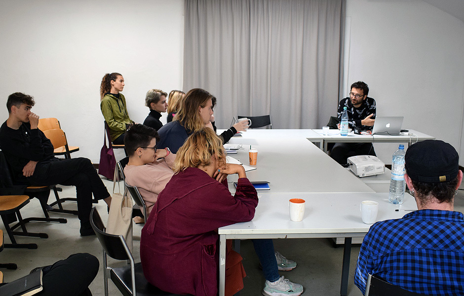 Vortrag SETTLING IN PRECARITY von Burak Delier