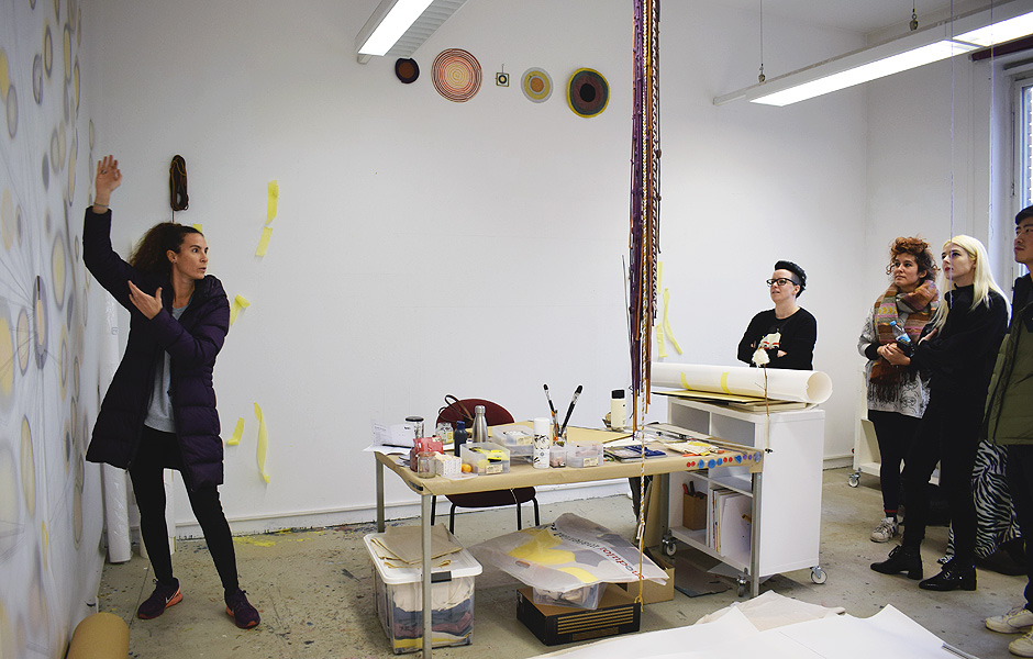 Vortrag HOW WE LIVE TOGETHER | MAPPING COMPLEXITIES von Larissa Fassler