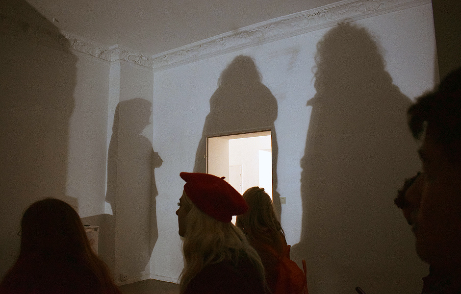 Besuch ES KOMMT DARAUF AN AND SO WEITER von Robin Michel & Shirin Yousefi bei DISPLAY