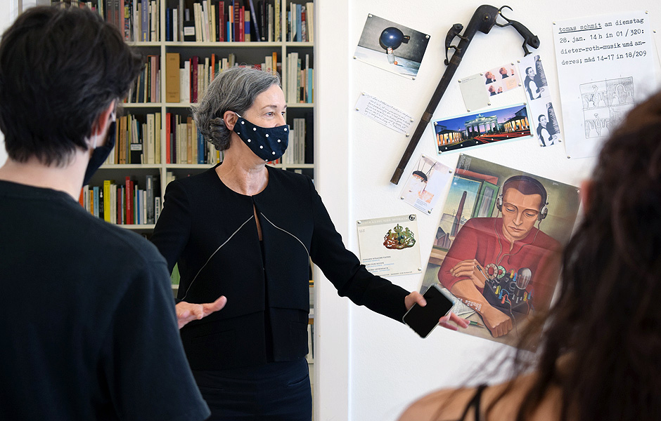 Besuch L'ABÉCÉDAIRE de Georges Adéagbo in der Galerie BARBARA WIEN