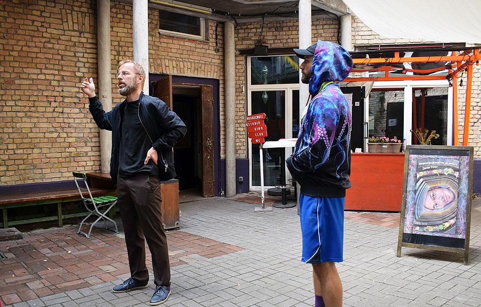 Besuch EMOJI-BOT [Du{think}BTTR_off_alleine?] von Zander Porter in der ACUD Galerie