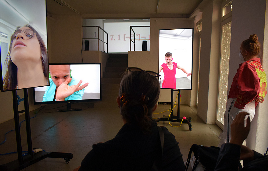 Besuch EMOJI-BOT [Du{think}BTTR_off_alleine?] von Zander Porter in der ACUD Galerie