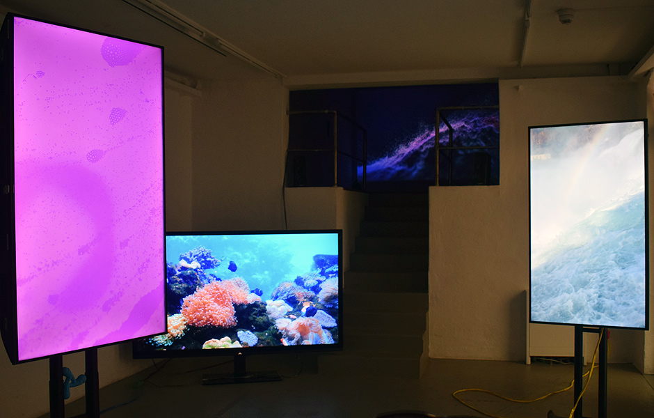 Besuch EMOJI-BOT [Du{think}BTTR_off_alleine?] von Zander Porter in der ACUD Galerie