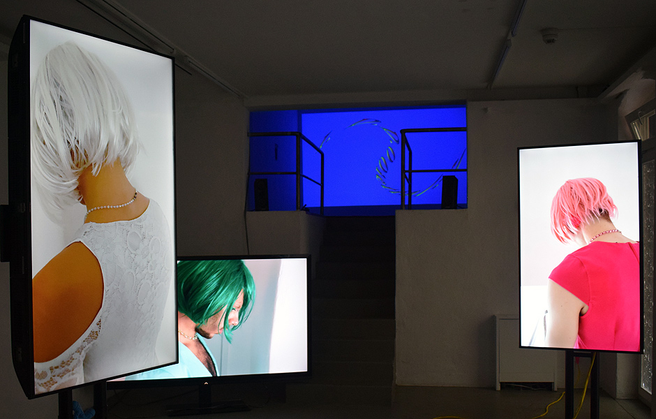 Besuch EMOJI-BOT [Du{think}BTTR_off_alleine?] von Zander Porter in der ACUD Galerie