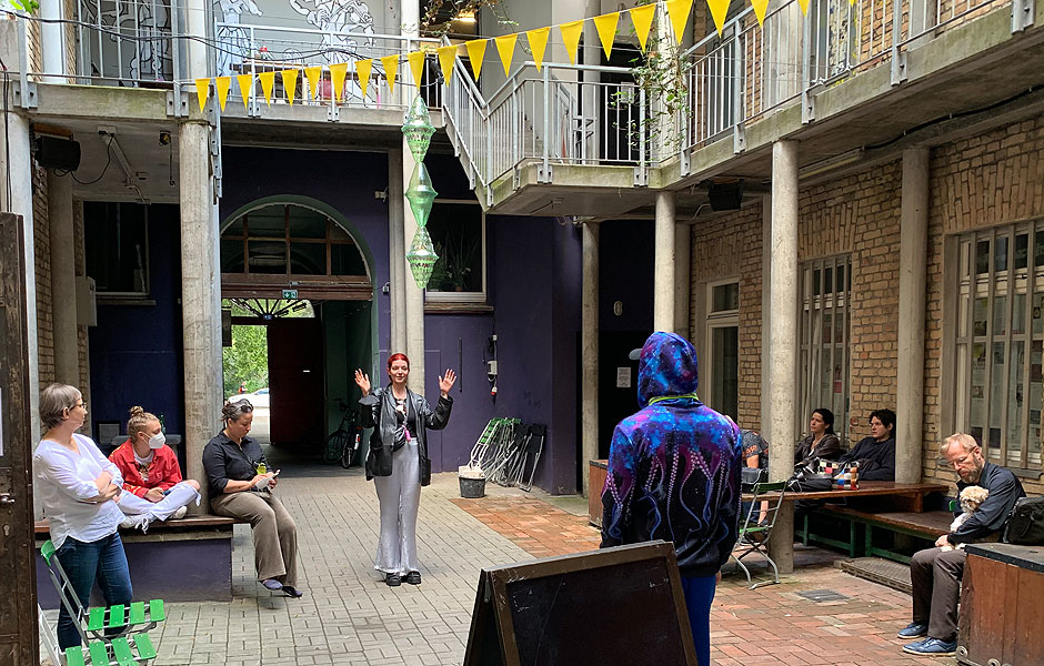 Besuch EMOJI-BOT [Du{think}BTTR_off_alleine?] von Zander Porter in der ACUD Galerie