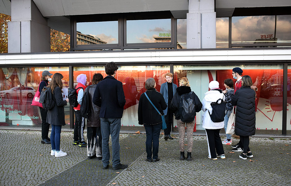 Besuch DIENSTAG BIS SONNTAG von Anne Speier & HOW A TREE DIES von Vera Young bei Efremidis