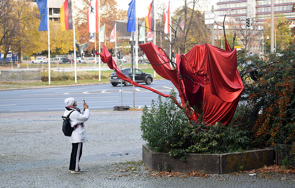 Besuch DIENSTAG BIS SONNTAG von Anne Speier & HOW A TREE DIES von Vera Young bei Efremidis