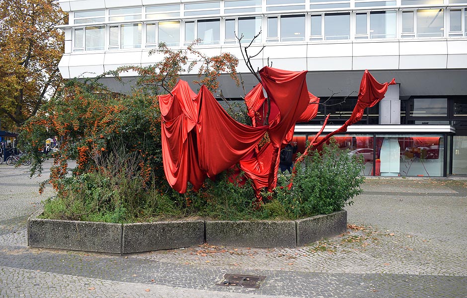 Besuch DIENSTAG BIS SONNTAG von Anne Speier & HOW A TREE DIES von Vera Young bei Efremidis