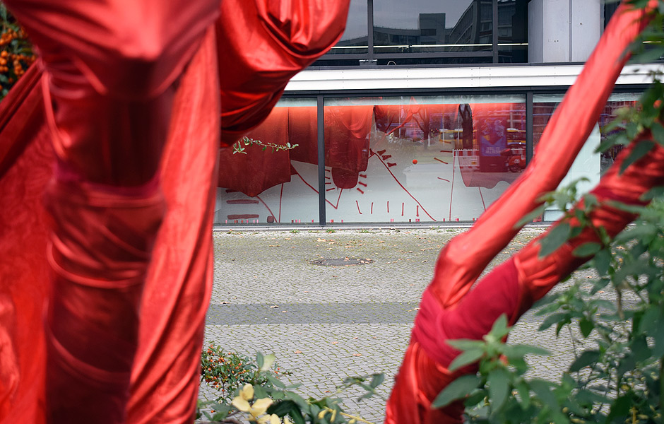 Besuch DIENSTAG BIS SONNTAG von Anne Speier & HOW A TREE DIES von Vera Young bei Efremidis