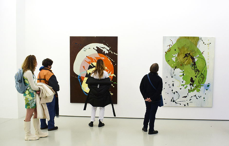 Besuch THE PERSISTENCE OF SCRAPS von Marzena Nowak & Ausstellung von Marieta Chirulescu bei GREGOR PODNAR