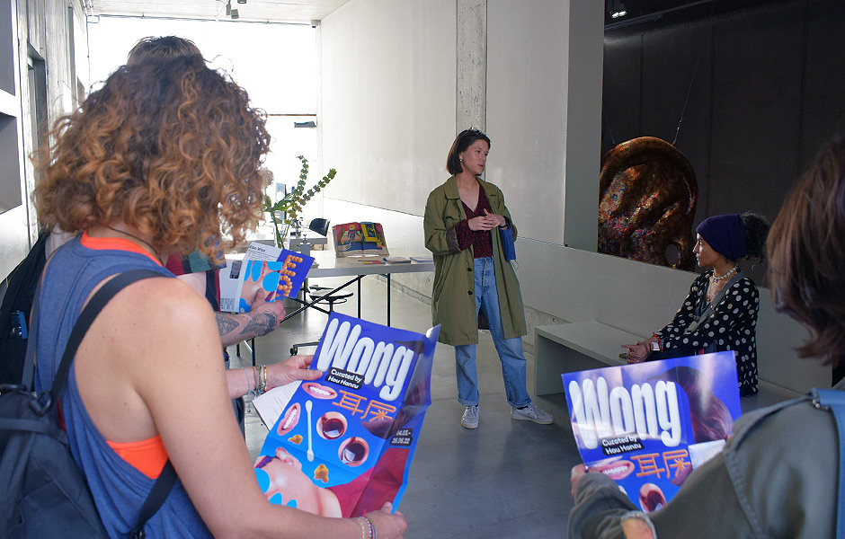 Besuch EARWAX von Wong Ping bei Times Art Center Berlin