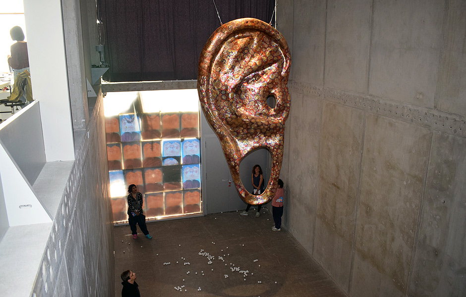 Besuch EARWAX von Wong Ping bei Times Art Center Berlin