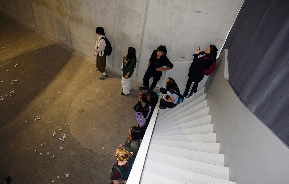 Besuch EARWAX von Wong Ping bei Times Art Center Berlin