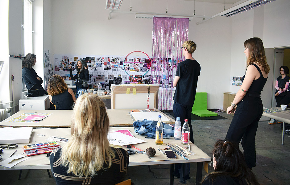 Vortrag CHUJOWE SYSTEMY ZAWSZE PADAJĄ von Wojciech Kosma