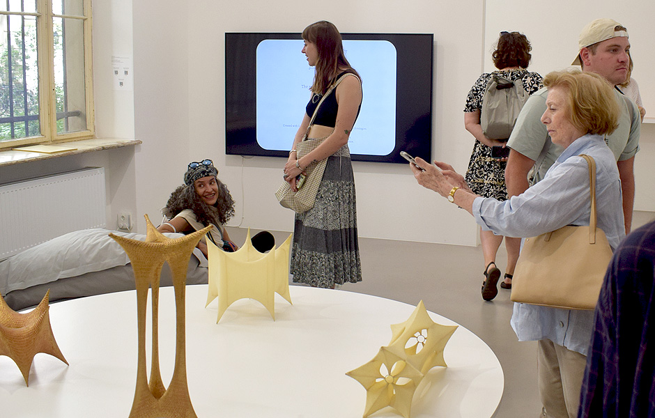 Visit to LUNA KINO by Pauline Curnier Jardin, UTILITY FOR THE SOUL by Aleksandra Kasuba & HAY CUERPOS CANSADOS POR EL VIAJE QUE BUSCAN ENRAIZARSE by Sofía Salazar Rosales at ChertLüdde