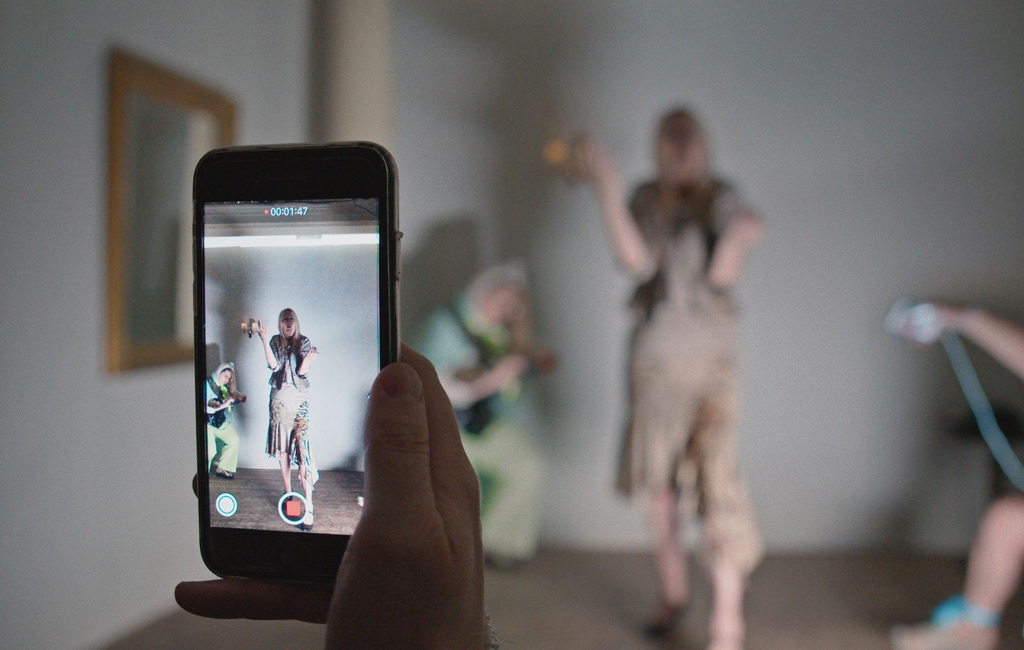 Online Course LOVE ME THROUGH THE SCREEN: Contemporary Moving Image Practices by Sophie Lee