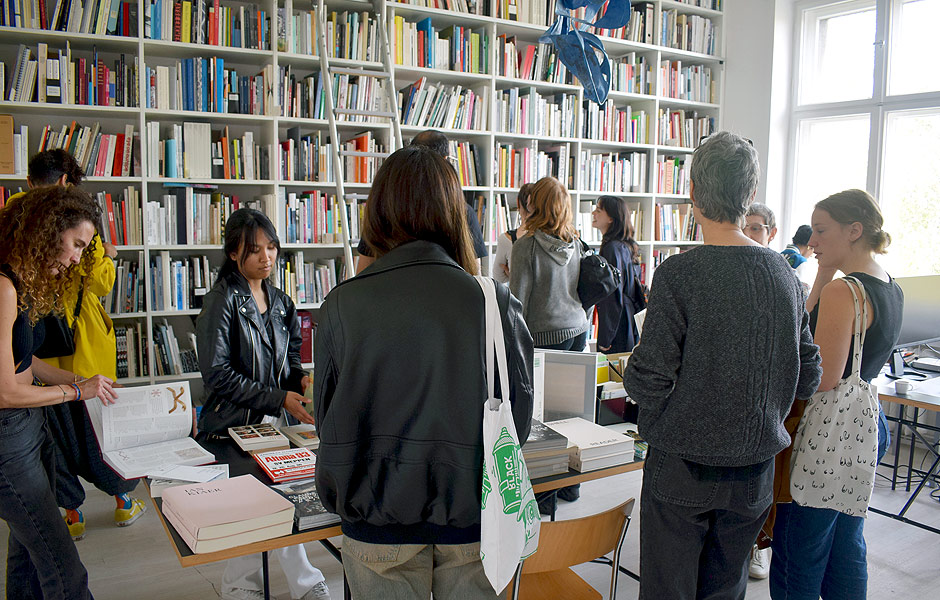 Visit to ENDNOTE OBLIQUE, PINK by Ian Kiaer at Barbara Wien gallery