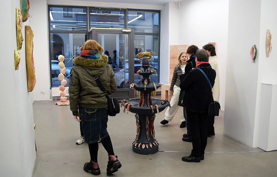 Visit to CLAMS AND DAGGERS by Lillian Morrissey & Katja Tönnissen at Galerie Russi Klenner